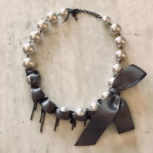 NWOT Gray Pearl Bow Necklace